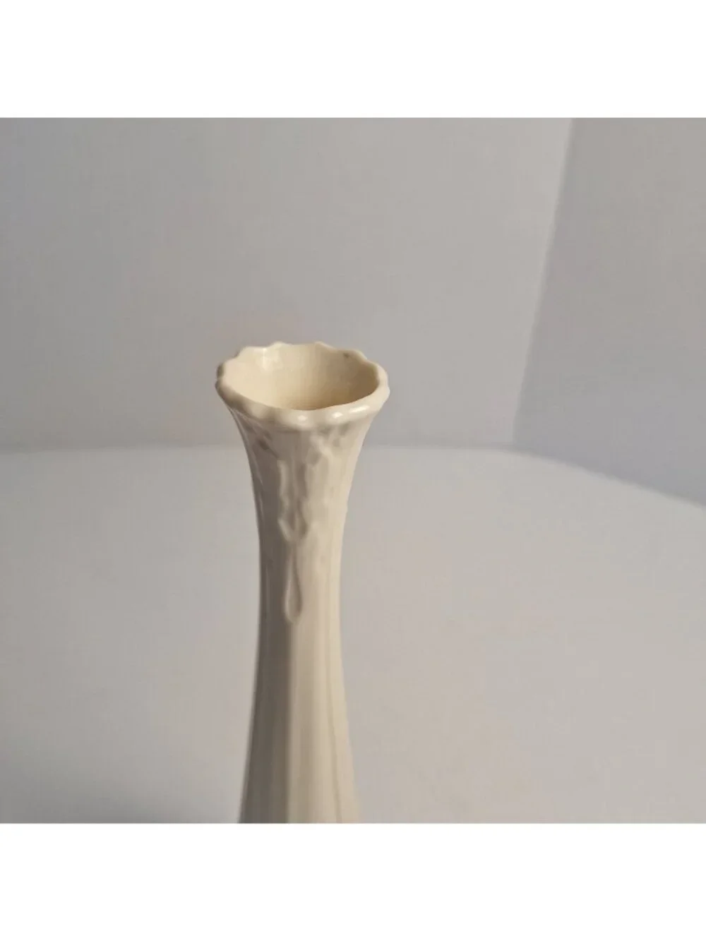 LENOX IVORY PORCELAIN FLORENTINE COLLECTION VINTAGE EMBOSSED BUD VASE 10.5